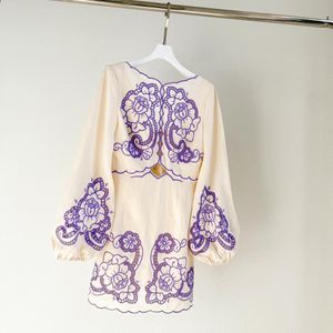 Damesjurk met schuine hals, lantaarnmouwen, verzamelde taille, bloemborduursel, linnen mini-jurk 01