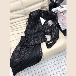 Robes pour femmes Robe à sequins à bretelles noire et argentée exquise et élégante