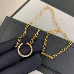 Collier à ongles exclusif pour femmes, pendentif d'amour, collier de luxe de créateur, classique, accessoires de bijoux haut de gamme, marque de mode populaire, cadeau exquis, plaqué or 18 carats