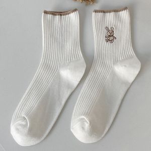 Chaussettes à la mode pour femmes, tout en coton, à Tube moyen japonais, de couleur unie, à fines bandes brodées, à poils, à la mode, automne et hiver