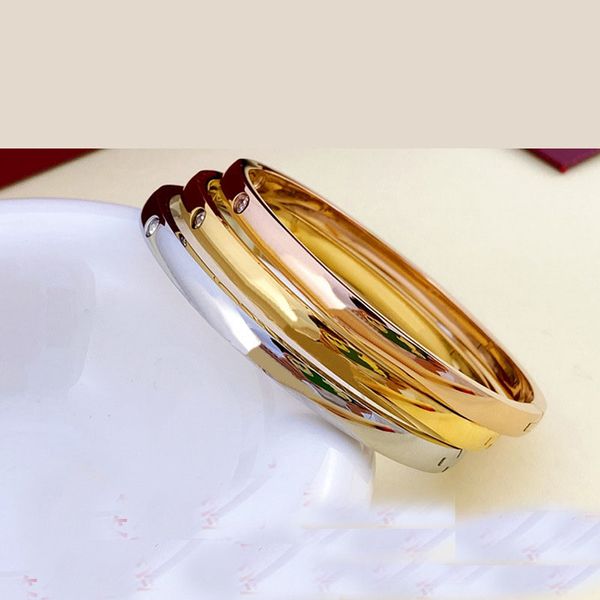 Marques de mode pour femmes Design Signature titane Bracelet en acier inoxydable bracelets avec Cube Zircon charnière bijoux bracelet ovale témoin du cadeau de l'amour