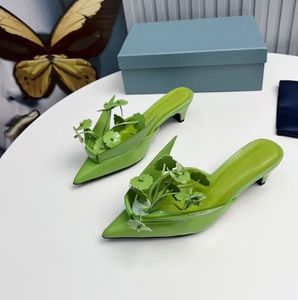 Dames modeontwerpster schoenen sandalen mode puntige bloemendecoratie medium hoge hakken 4,5 cm show feestjurk schoenen strand slippers met doos 35-41
