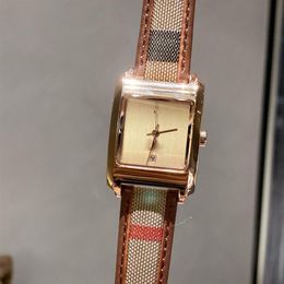 Relógio de designer de moda feminina movimento de quartzo xadrez pulseira de couro de vaca 316L relógios de aço refinado1956