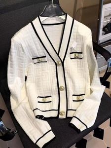 Mode féminine Col en V doux classique tricots pulls cardigan veste femme abeilles brodées pull tricoté avec bouton filles desinger pulls blancs pour dame