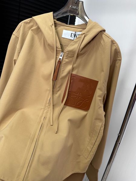 Chaqueta de diseño impermeable a prueba de viento de otoño e invierno para mujer, chaqueta cortavientos corta con capucha de color marrón claro, estampado de parche en el pecho L