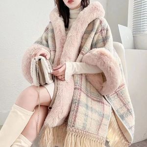 Manteau en fausse fourrure à capuche pour femmes, motif à carreaux palazzo en laine et doublure en velours épaississant manteau cape à pompon chaud