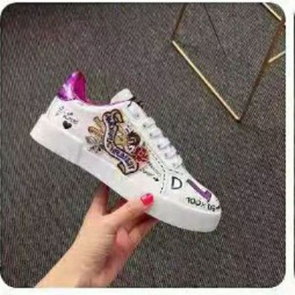 Pisos de mujer Calzado casual Zapatos deportivos blancos Flores de rosa Apliques Toe Redondo Punta de cuero genuino Zapatos de mujer Tamaño 34-45 MKPJ0006