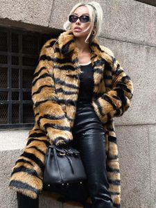 Mateau de fourrure pour femmes dans la veste de mode élégante à rayures longs de style long topsterament hiverne