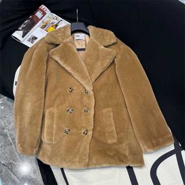 Damesbont Faux designer 2024 Vroege lente nieuwe Nanyou Miu Girls Maillard Flip Collar Double Row Buckle Mao Teddy Loose Coat W1AI