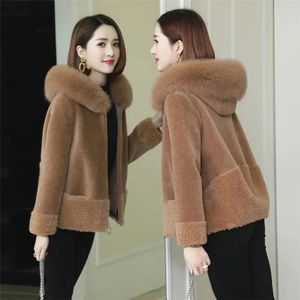 Abrigo de piel sintética para mujer, abrigo de piel sintética, cachemira de oveja para mujer, abrigo coreano de otoño e invierno, chaqueta con capucha con cuello de piel de zorro corto, abrigo de moda para mujer 231118