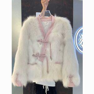 Fourrure de fourrure pour femmes Nouvelle fourrure blanche de style chinois en hiver avec un manteau de fourrure luxueux et magnifique.Veste en coton pour femmes {catégorie}