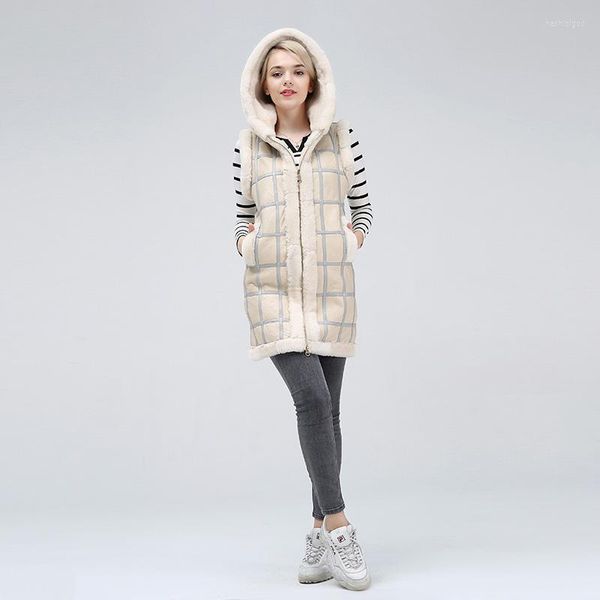 El chaleco de lana real 2022 de piel sintética para mujer es un abrigo de invierno de longitud media y está diseñado para mujeres que usan sombreros a juego