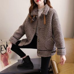 Veste en fausse fourrure épaisse et douce pour femme, manteau en laine avec boutons de poche, double boucle en cuir, revers coupe-vent en peluche Teddy