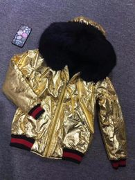 Chaqueta de bombardero de tela dorada brillante de piel para mujer con forro de imitación negro Abrigo de moda de invierno para mujer y hombre Ajuste de cuello de mapache