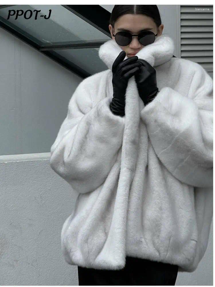 女性用毛皮の温かいコート女性ビッグターンダウンカラールーズストリート女性毛皮のコート2024冬のファッションソリッドポケットレディーアウトウェア