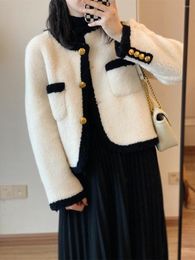 Manteau court en laine d'agneau à col rond et fourrure d'hiver pour femmes.