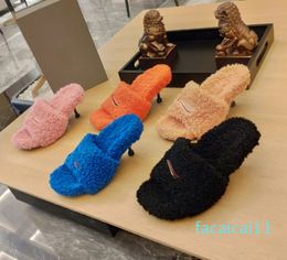 Sandalias de diseñador con chanclas peludas para mujer en negro, azul, mulas de piel de oveja sintética, tacones de aguja, bombas, letras bordadas, deslizador de campaña, zapatos de marca de lujo Fli