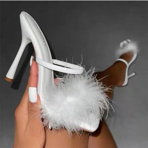 Femmes Fuzzy Fourrure Sandales Femme Bride À La Cheville Talons Minces Grande Taille Dames Bout Carré Sexy Mode Chaussures Femme Chaussures D'été 220516