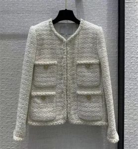 Haut de tempérament doux pour femmes, manteau court tricoté à col rond Beige avec petites perles parfumées, nouvelle collection hiver 2024