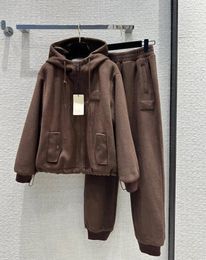 Sweats à capuche pour femmes, produits d'automne et d'hiver! Un blazer à capuche zippé classique avec un bas de survêtement ! Beau élégant mince grand