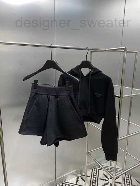 Sweats à capuche pour femmes Sweatshirts Designer 2023 Sweat à capuche d'été à manches longues avec jupes Femmes Broderie Style Simple Fashion School Design de luxe Tranigle XMHU