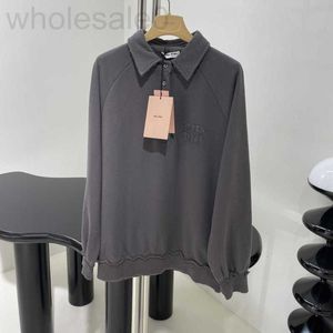 Sweats à capuche pour femmes Sweatshirts Designer 23 Automne / Hiver Nouveau design de niche Prêt à porter Polo à capuche en molleton teint Silhouette à manches longues H14P