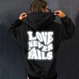 Dames Hoodies Sweatshirts Love Never Fails Hoodie Reflecterende Brief Grafische Streetwear Vrouwen Losse Woorden Op Terug Harajuku Y2K 231023
