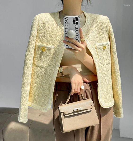 Chaquetas de mujer 2023 Francia Otoño Invierno Amarillo Tweed Weave Chaqueta Abrigo Moda Mujeres O Cuello Bolsillos de manga larga Ropa exterior de lana corta