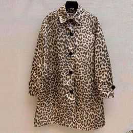Chaquetas de mujer 2023 primavera y otoño chaqueta con estampado de leopardo moda solapa de un solo pecho suelta chaqueta cortavientos de longitud media