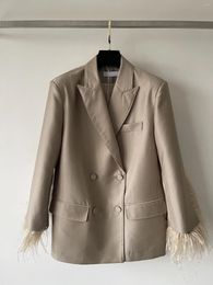 Vestes pour femmes, modèles automne et hiver !Une veste de costume.Le brassard est cousu à la main en fourrure d'autruche super luxueuse de très haute qualité