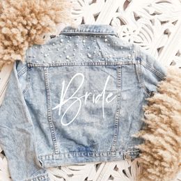 Damesjacks aangepaste bruid denim jas Pearl mevrouw Mrs Bachelorette Jean Hen Party Gift Wedding Day Outerwear Bruidsmeisje Personaliseerde jassen 230228