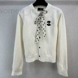 Vestes Femmes Designer 2023 Automne / Hiver Nouveau N Nanyou Gaoding Âge Réduire Collège Fengshan Camellia Ruban Décoration Cardigan à poitrine unique Femmes G9NQ