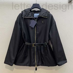 Diseñador de chaquetas para mujeres 2024 Temprano Spring New Elegant Classic Leather Belt Chick Metal Triangle Etiqueta de algodón PUCJ