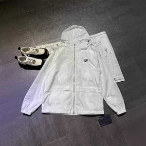 Designer des vestes pour femmes 2024 printemps / été nouveau produit Nanyou Pra Tissure solaire léger tissu à capuche blanche Micro Label Zipper Coat E030