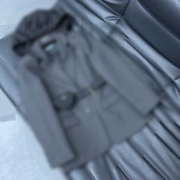 Diseñador de chaquetas de mujer 23 Principios de otoño Nuevo producto Logotipo de letra de metal Bolso de cintura triangular con abrigo de traje con capucha de nailon retráctil para mujer ZULG