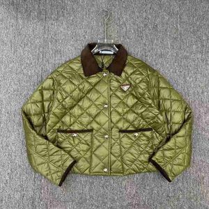 Damesjassen Designer Brand 2023 Nieuw p Family Corduroy Revers Gesplitst Single Breasted Triangle Label Diamond Grid Katoen Clip Kort Jasje voor Dames NJUI