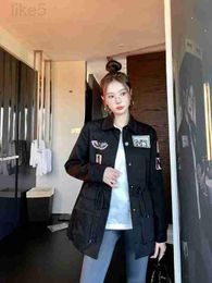 Vestes pour femmes Designer Marque 2023 Nouveau Polo Cou Emblème Décoration Cordon Taille Minceur Coupe-Vent Manteau 6QYQ
