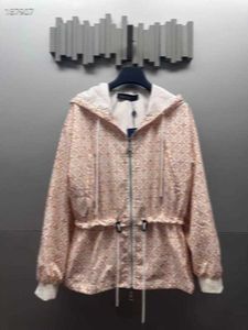 Designer des vestes pour femmes L V 24 automne, le manteau à capuche en nylon imprimé en nylon imprimé peut être détendu à la taille