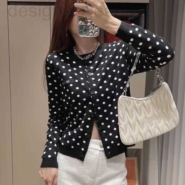 Vestes pour femmes Designer Mi Miao's 2023 Automne / Hiver Nouveau Jacquard Polka Dot Col Rond Tricoté Cardigan Pull Polyvalent À Manches Longues Haut QJUB