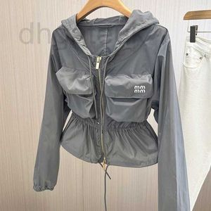 Vestes Femmes Designer Miu Gris Cordon de serrage Manteau à capuche Femmes Suer Lâche Taille Casual Veste courte Protection solaire Vêtements 6OC9