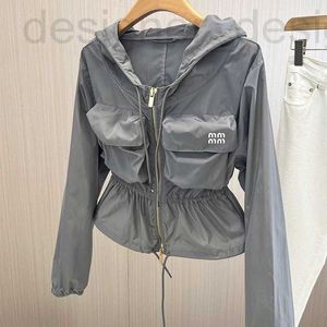 Vestes Femmes Designer Miumius Gris Cordon À Capuche Manteau Femmes Été Lâche Casual Taille Veste Courte Protection Solaire Vêtements 2R2E