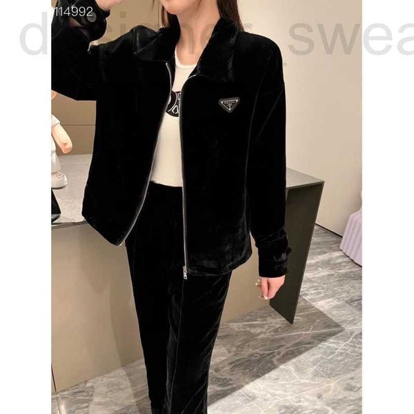 Chaquetas de mujer diseñador PD23 triángulo terciopelo negro traje casual jóvenes edad reducida cuello alto cardigan deportivo con pantalones acampanados de pierna ancha PGE4