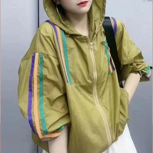 Damesjassen Europese goederen Women 2024 Stripe contrasterende kleur splitsen zonnebrandwindbekleder jas vrouwelijke zomer kledingjas