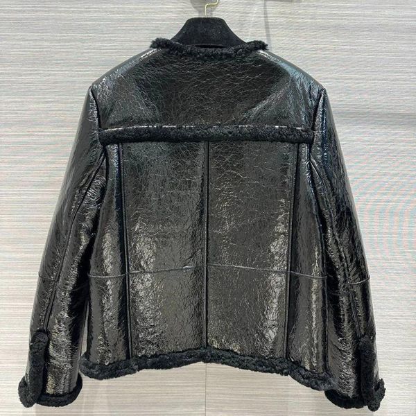 Chaquetas de mujer Famoso abrigo de piel de alta calidad Marca importada original Diseño agrietado Extremo de lana de cordero Chaqueta negra de lujo cálida