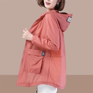 Chaquetas de mujer Chaqueta cortavientos de moda Abrigo de protección solar Manga larga con capucha Ropa de abrigo femenina delgada Tallas grandes 5XL 221109