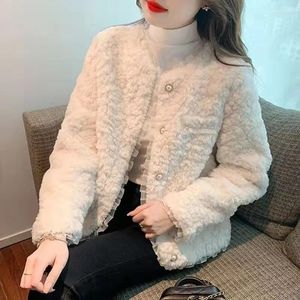 Vestes pour femmes français petit parfum perle bouton pull cardigan élégant perles de dentelle artificielle laine d'agneau polaire veste en tricot