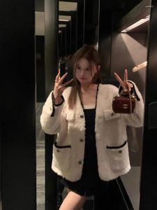 Vestes pour femmes Manteau d'herbe de fourrure d'agneau pour l'hiver 2024 Combinaison de mode coréenne Combinaison de couleur contrastée Cuir et jeunesse intégrée