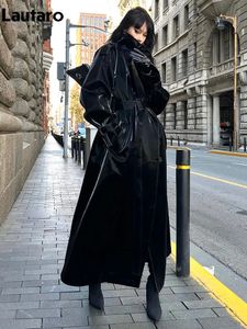 Vestes Femmes Lautaro Printemps Automne Long Surdimensionné Cool Réfléchissant Brillant Noir Paten Cuir Trench Coat pour Femmes Ceinture Runway Mode 231021