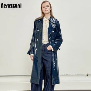 Damesjassen Nerazzurri Lente lange blauwe reflecterende lakleren trenchcoat voor dames met lange raglanmouwen sjerpen Waterdichte regenjas 231204