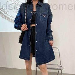 Vestes Femmes Polos Designer 2024 Début d'automne Nouveau sac de poitrine Triangle Snap Revers Porté Denim Manteau Femmes X7BM